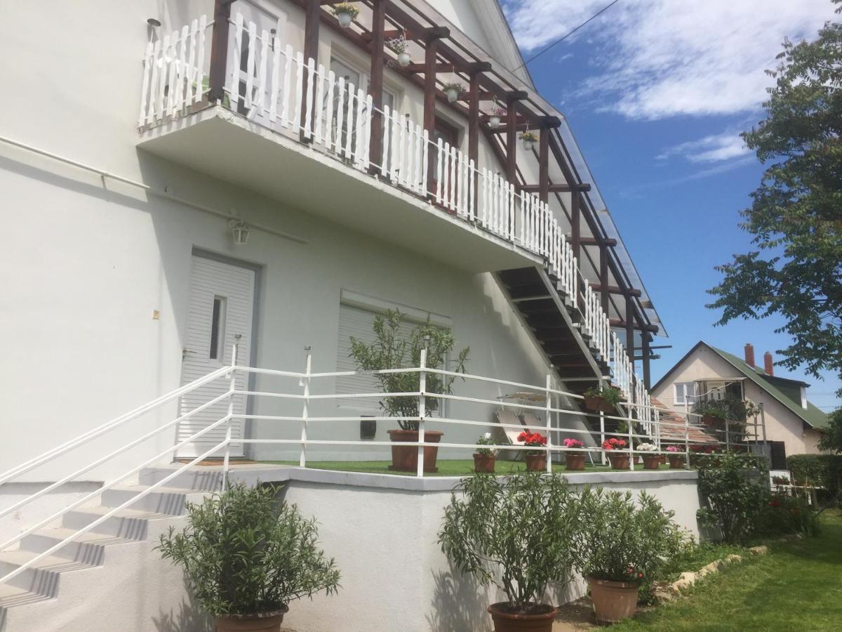 Lelle-Kert Apartman 02 Balatonlelle Exterior photo